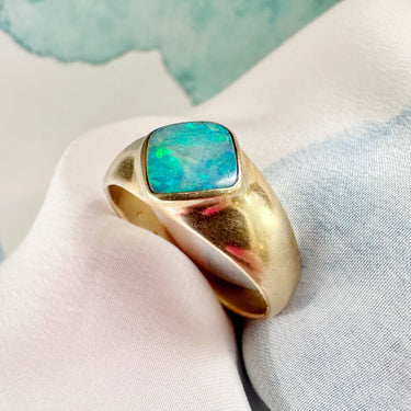 Beautiful 18ct & Opal Ring