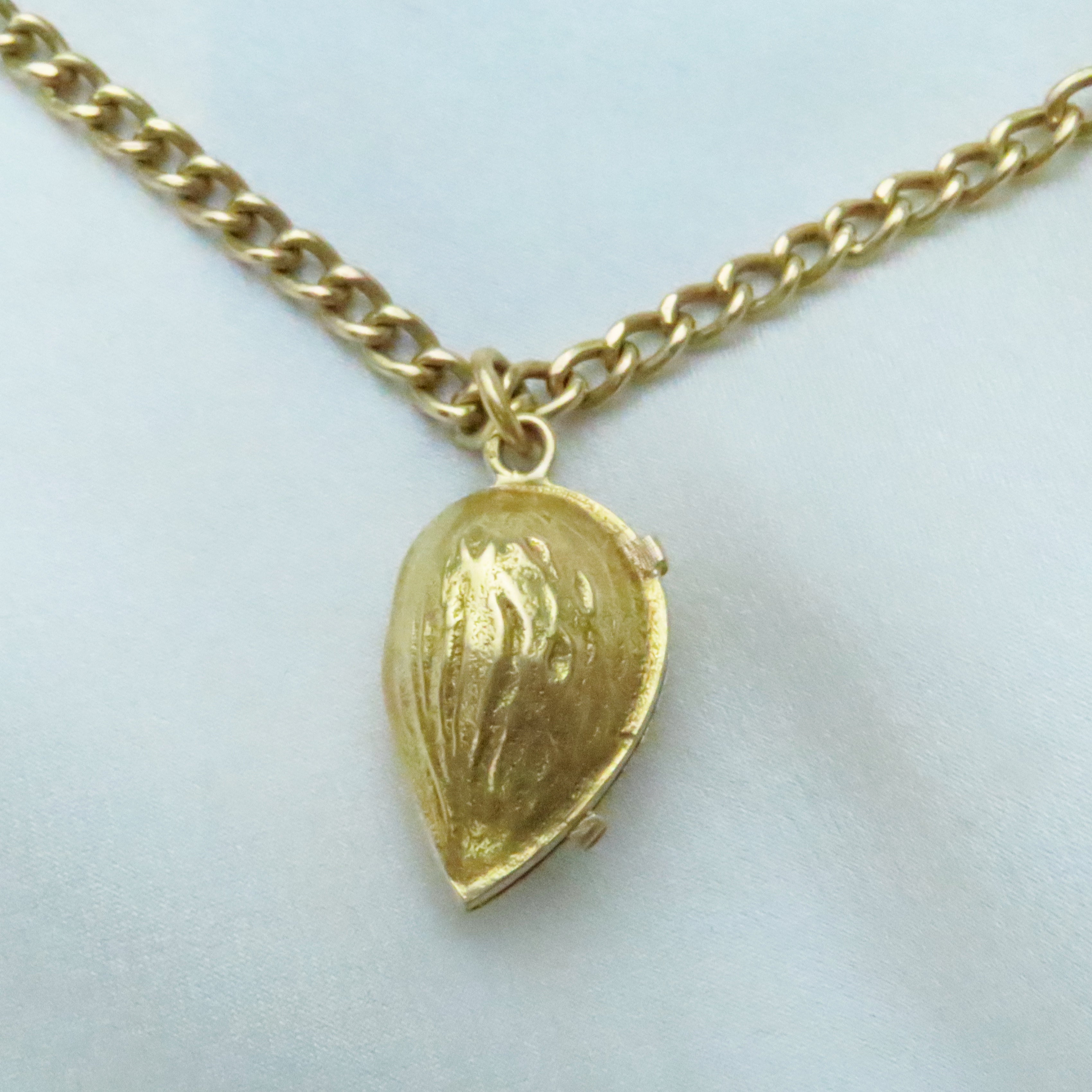 18ct almond pendant / charm with nuts inside on chain (chain not included)